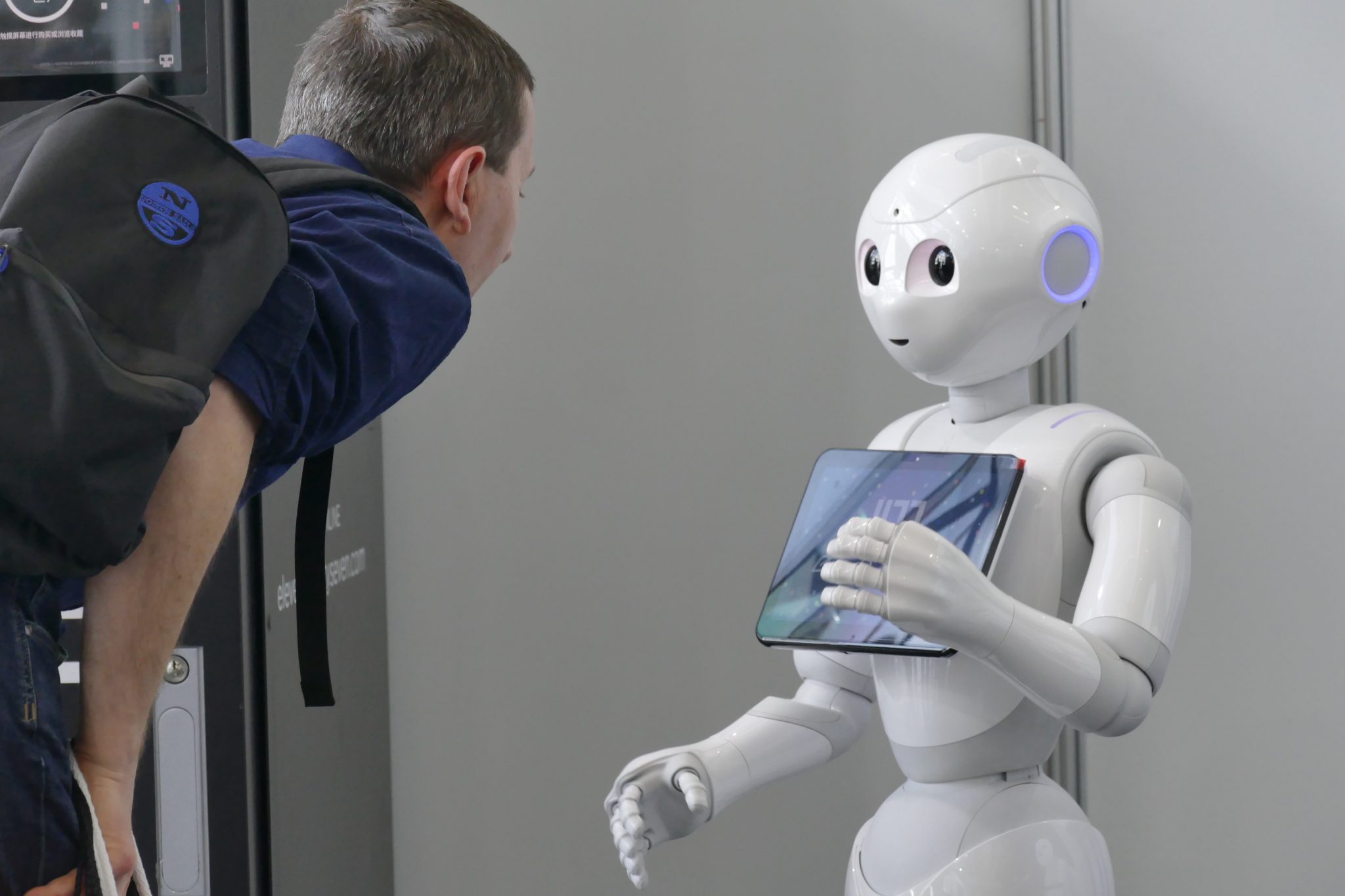 Технологии искусственного интеллекта и робототехники. Робот. Роботы-помощники. Робот технологии. Робот ассистент.